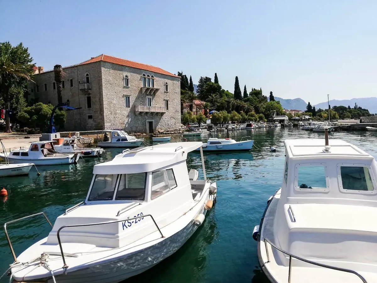 Apartment Sara Kastela 0*,  Croatia