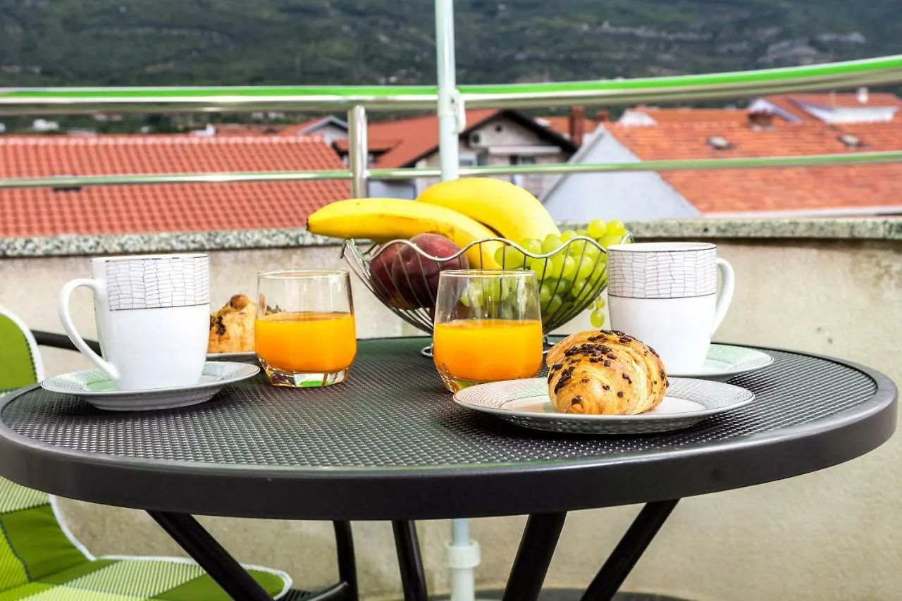Apartment Sara Kastela 0*,  Croatia